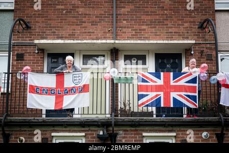 Manchester, Großbritannien. Mai 2020. Die Bewohner schmücken ihre Balkone mit Fahnen während der Gedenkfeier.der 75. Jahrestag des VE-Tages, als während des Zweiten Weltkriegs der Sieg über die Deutschen in Europa verkündet wurde, während der Lockdown-Beschränkungen der Coronavirus COVID-19 Pandemie gedacht. Quelle: SOPA Images Limited/Alamy Live News Stockfoto