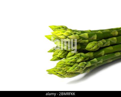 Ein paar rohe Spargel. Frischer grüner Spargel. Stockfoto