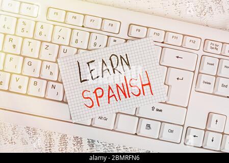 Schreibnotiz, der Spanisch lernen zeigt. Geschäftskonzept für die Übersetzung Sprache in Spanien Wortschatz Dialekt Sprache Tastatur Büro liefert Rechteck sh Stockfoto