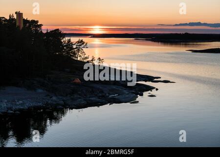 Sonnenuntergang beim Camping auf der Insel Ryssklobben, Inkoo, Finnland Stockfoto