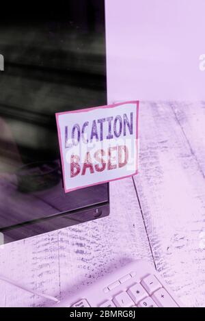 Textschild mit standortbasierter Anzeige. Geschäftsfoto mit dem mobilen Marketing für Benutzer innerhalb desselben geografischen Gebiets Notizpapier, schwarz geklebt Stockfoto