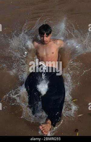 Lahore, Pakistan. Mai 2020. Pakistanische Jugendliche genießen Bad im Kanalwasser, um die Hitze zu schlagen und etwas Erleichterung von warmem Wetter in Ramazan-ul-Mubarak in Lahore. (Foto von Rana Sajid Hussain/Pacific Press) Quelle: Pacific Press Agency/Alamy Live News Stockfoto