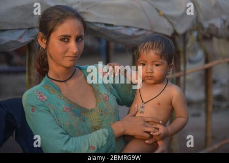 Lahore, Pakistan. Mai 2020. Die pakistanische Mutter spielt und drückt ihre Zuneigung zu ihrem Kind am Vorabend des Muttertages am Ufer des Flusses Ravi in Lahore aus. Der Muttertag wird jährlich am zweiten Sonntag im Mai weltweit gefeiert.Pakistan gemeinsam mit ihren Babys ist es eine Feier, die die Mutter der Person ehrt, sowie die Mutterschaft, die mütterlichen Bindungen und den Einfluss der Mütter in der Gesellschaft. Mother's Day stammte hauptsächlich von zwei Frauen, Julia ward Howe und Anna Jarvis. Quelle: Pacific Press Agency/Alamy Live News Stockfoto