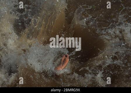 Lahore, Pakistan. Mai 2020. Pakistanische Jugendliche genießen Bad im Kanalwasser, um die Hitze zu schlagen und etwas Erleichterung von warmem Wetter in Ramazan-ul-Mubarak in Lahore. (Foto von Rana Sajid Hussain/Pacific Press) Quelle: Pacific Press Agency/Alamy Live News Stockfoto