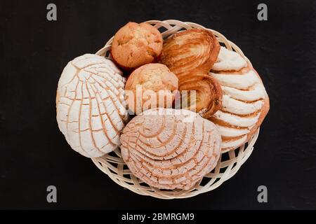 Mexikanisches Süßbrot, in Mexiko sortiert, traditionelle Frühstücksbäckerei Stockfoto
