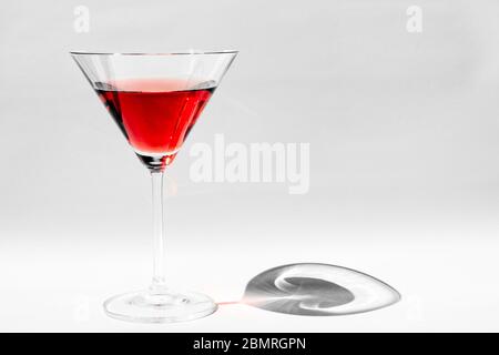 Regenbogen von mehreren hellen Farben Getränke in kristallklaren martini-Gläser, Virginia, USA, Nordamerika, Farbe Stockfoto