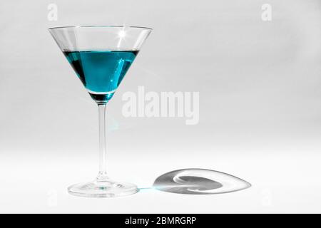 Regenbogen von mehreren hellen Farben Getränke in kristallklaren martini-Gläser, Virginia, USA, Nordamerika, Farbe Stockfoto