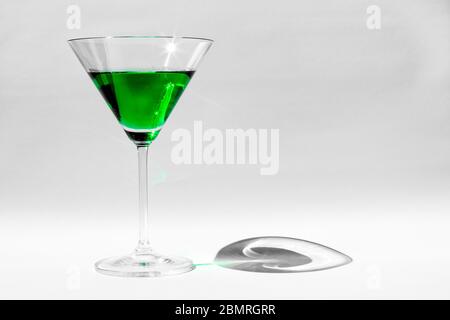 Regenbogen von mehreren hellen Farben Getränke in kristallklaren martini-Gläser, Virginia, USA, Nordamerika, Farbe Stockfoto