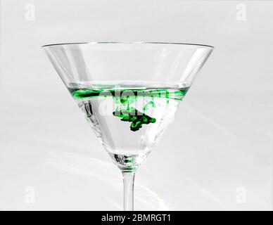 Einzelne helle grüne Farbtropfen getrennt vom Wasser in kristallklaren martini-Gläser, Virginia, USA, Nordamerika, Farbe Stockfoto