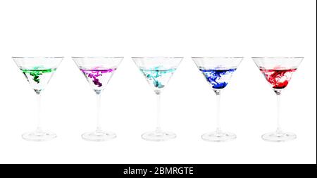 Regenbogen von bunten Getränken von einem einzigen Tropfen Farbe, wie es in Wasser in kristallklaren martini-Gläser, Virginia, USA, Farbe fällt Stockfoto