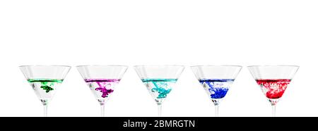 Regenbogen von bunten Getränken von einem einzigen Tropfen Farbe, wie es in Wasser in kristallklaren martini-Gläser, Virginia, USA, Farbe fällt Stockfoto