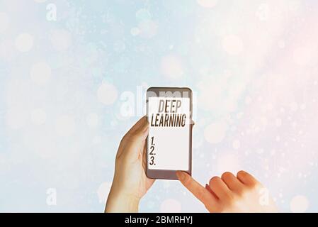 Schreiben Notiz zeigt Deep Learning. Geschäftskonzept für hierarchische Abstraktionen Algorithmus für künstliche Intelligenz Stockfoto