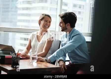 Zwei Personen Arbeiten Mit Laptop Computer Im Corporate Office Zusammen Stockfoto