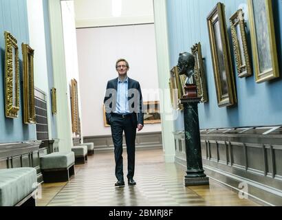 Berlin, Deutschland. Mai 2020. Ralph Gleis, Direktor der Alten Nationalgalerie, geht durch die noch geschlossene Alte Nationalgalerie. Am Dienstag werden die ersten Staatlichen Museen nach der Schließung von Corona mit der Alten Nationalgalerie, dem Alten Museum, dem Pergamon Panorama und der Gemäldegalerie eröffnet. Die Besucher werden dann wie auf einer Einbahnstraße mit Pfeilen durch die Räume geführt. Quelle: Jens Kalaene/dpa-Zentralbild/dpa/Alamy Live News Stockfoto