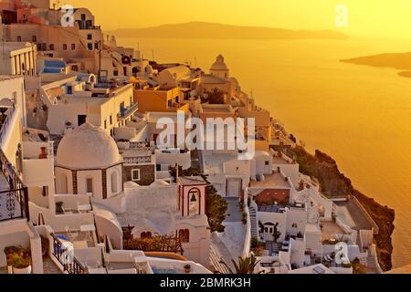 Erstaunlichen Sonnenuntergang am Dorf Oia auf Santorin. Stockfoto