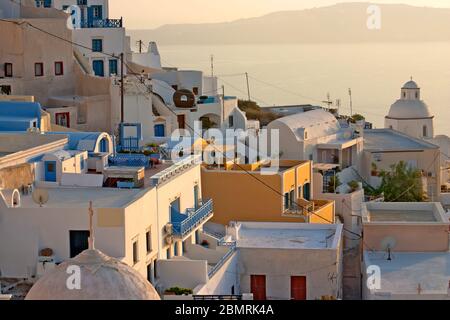 Erstaunlichen Sonnenuntergang am Dorf Oia auf Santorin. Stockfoto