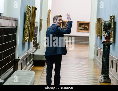 Berlin, Deutschland. Mai 2020. Ralph Gleis, Direktor der Alten Nationalgalerie, geht durch die noch geschlossene Alte Nationalgalerie. Am Dienstag werden die ersten Staatlichen Museen nach der Schließung von Corona mit der Alten Nationalgalerie, dem Alten Museum, dem Pergamon Panorama und der Gemäldegalerie eröffnet. Die Besucher werden dann wie auf einer Einbahnstraße mit Pfeilen durch die Räume geführt. Quelle: Jens Kalaene/dpa-Zentralbild/dpa/Alamy Live News Stockfoto