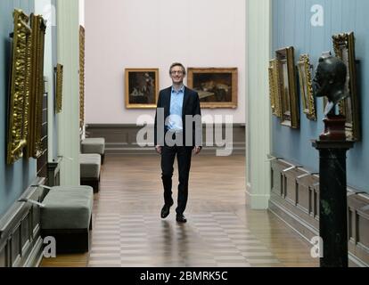 Berlin, Deutschland. Mai 2020. Ralph Gleis, Direktor der Alten Nationalgalerie, geht durch die noch geschlossene Alte Nationalgalerie. Am Dienstag werden die ersten Staatlichen Museen nach der Schließung von Corona mit der Alten Nationalgalerie, dem Alten Museum, dem Pergamon Panorama und der Gemäldegalerie eröffnet. Die Besucher werden dann wie auf einer Einbahnstraße mit Pfeilen durch die Räume geführt. Quelle: Jens Kalaene/dpa-Zentralbild/dpa/Alamy Live News Stockfoto