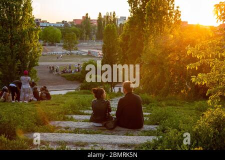 Berlin, Deutschland. Mai 2020. Ein Paar sitzt bei Sonnenuntergang auf einer Treppe im Mauerpark. Quelle: Gerald Matzka/dpa-Zentralbild/ZB/dpa/Alamy Live News Stockfoto