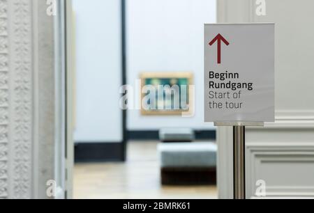 Berlin, Deutschland. Mai 2020. Ein Schild weist den Weg in die noch geschlossene Alte Nationalgalerie. Am Dienstag werden die ersten Staatlichen Museen nach der Schließung von Corona mit der Alten Nationalgalerie, dem Alten Museum, dem Pergamon Panorama und der Gemäldegalerie eröffnet. Die Besucher werden dann wie auf einer Einbahnstraße durch die Räume mit Pfeilen geführt. Quelle: Jens Kalaene/dpa-Zentralbild/dpa/Alamy Live News Stockfoto