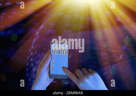 Textschild mit Montag begonnen. Geschäftsfoto zeigt, wie man sich auf die neue Woche vorbereitet ist, die Ruhe ist vorbei, beginnen wir mit der Arbeit Stockfoto