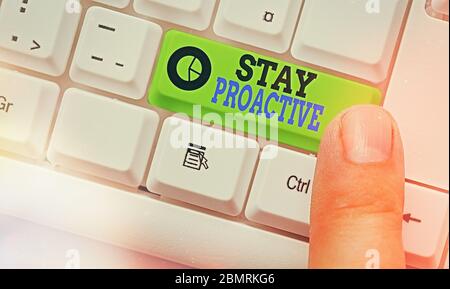 Handschrift Text Schreiben bleiben proaktiv. Konzeptionelles Foto eigene Entscheidung zu treffen, um den erwarteten Ereignissen voraus zu gehen Stockfoto