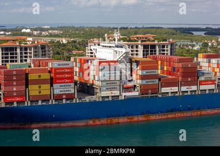 Miami Beach, Florida, Containerschiffe teilweise voll verlassen Hafen vorbei an Fischer Insel durch Regierung Schnitt nahe Südstrand vom Hafen von miami Stockfoto