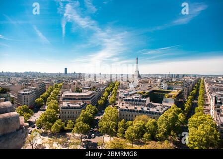 Wunderschöne Panoramaaussicht auf Paris mit Eiffelturm vom Dach des Triumphbogens. Frankreich. Stockfoto