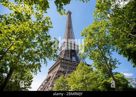 Eiffelturm in Paris. Frankreich. Bestes Reiseziel in Europa. Blick durch grüne Blätter. Stockfoto
