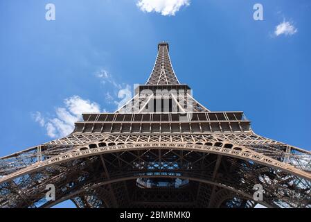 Eiffelturm in Paris auf blauem Himmel Hintergrund. Frankreich. Unteransicht. Bestes Reiseziel in Europa. Stockfoto