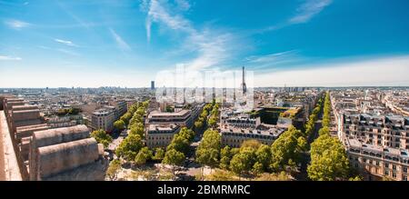 Wunderschöne Panoramaaussicht auf Paris mit Eiffelturm vom Dach des Triumphbogens. Frankreich. Avenue Kleber, Avenue d'Iena und Avenue Marceau. Stockfoto