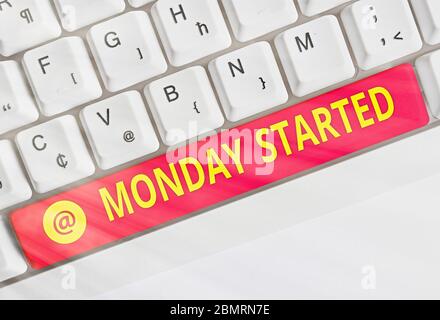 Textschild mit Montag begonnen. Business Foto Text Vorbereitung für die neue Woche Ruhe ist vorbei, können wir mit der Arbeit beginnen Stockfoto