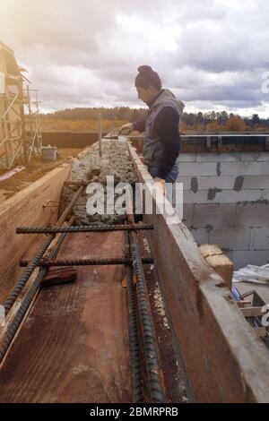 Gründungsort des neuen Hauses, des Gebäudes, der Details und der Verstärkung der Stahlstäbe und der Drahtstange, des Zementgießens.2020 Stockfoto