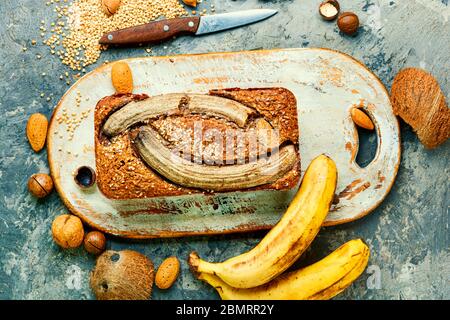 Appetitliches hausgemachtes Buchweizenbrot mit Banane Stockfoto