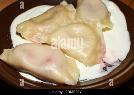 Gościniec - Polskie Pierogi, süße Pierogi mit Erdbeeren, Heidelbeeren Marmelade. Dessertknödel in einem berühmten Restaurant in Warschau, Polen Stockfoto