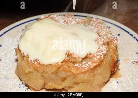 Traditionelle warme polierte Apfelkuchen mit Vanillecreme auf der Oberseite in einem berühmten Restaurant namens Gościniec - Polskie Pierogi in Warschau, Polen serviert Stockfoto