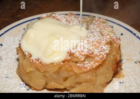 Traditionelle warme polierte Apfelkuchen mit Vanillecreme auf der Oberseite in einem berühmten Restaurant namens Gościniec - Polskie Pierogi in Warschau, Polen serviert Stockfoto