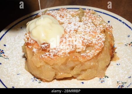 Traditionelle warme polierte Apfelkuchen mit Vanillecreme auf der Oberseite in einem berühmten Restaurant namens Gościniec - Polskie Pierogi in Warschau, Polen serviert Stockfoto