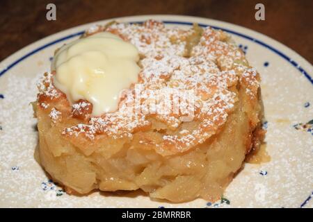 Traditionelle warme polierte Apfelkuchen mit Vanillecreme auf der Oberseite in einem berühmten Restaurant namens Gościniec - Polskie Pierogi in Warschau, Polen serviert Stockfoto