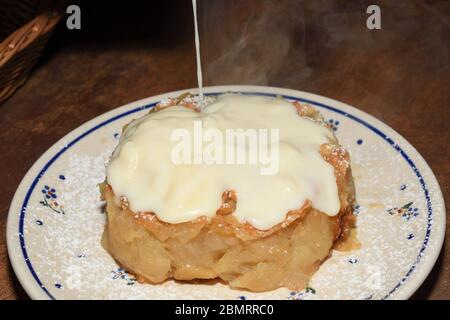 Traditionelle warme polierte Apfelkuchen mit Vanillecreme auf der Oberseite in einem berühmten Restaurant namens Gościniec - Polskie Pierogi in Warschau, Polen serviert Stockfoto