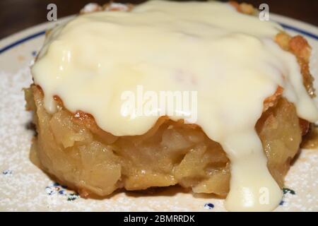 Traditionelle warme polierte Apfelkuchen mit Vanillecreme auf der Oberseite in einem berühmten Restaurant namens Gościniec - Polskie Pierogi in Warschau, Polen serviert Stockfoto