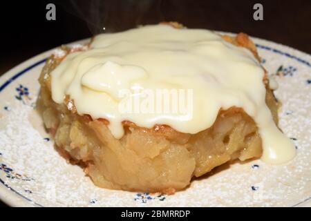 Traditionelle warme polierte Apfelkuchen mit Vanillecreme auf der Oberseite in einem berühmten Restaurant namens Gościniec - Polskie Pierogi in Warschau, Polen serviert Stockfoto