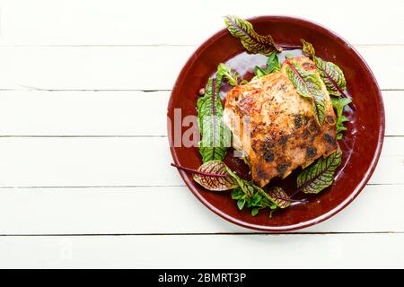 Leckeres Lendenfleisch mit Sauerampfer und Speck gefüllt Stockfoto