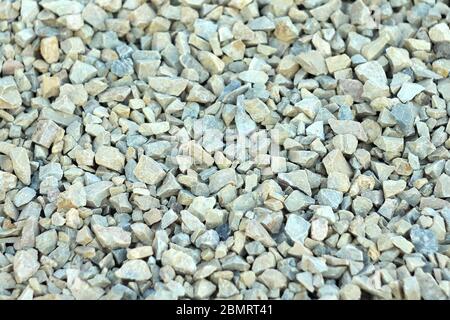 Hintergrund aus blauem und grauem Kies. Kleine Steine liegen auf einer Baustelle auf dem Boden. Kiesmuster am Strand. Stockfoto