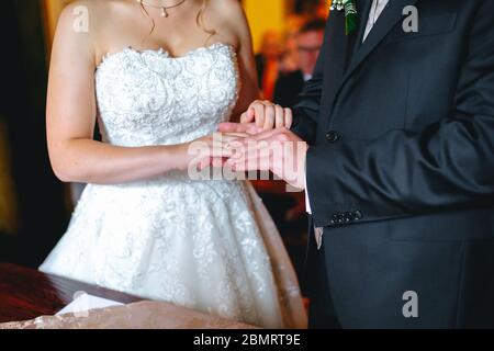 Braut und Bräutigam Ringe austauschen Stockfoto