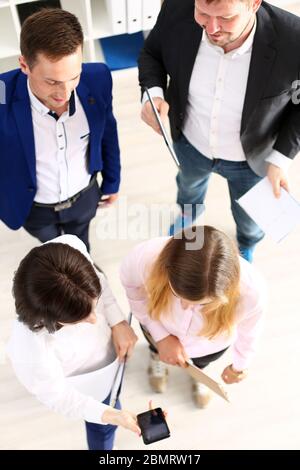 Suchen Gruppe von Personen bei Telefonen in den Armen Stockfoto