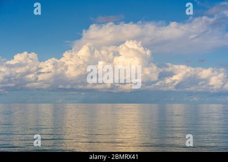 Tropischer Strand und sommerliches Meerwasser mit blauem Himmel und weißen Wolken auf der Insel Phu Quoc, Vietnam. Reise- und Naturkonzept Stockfoto