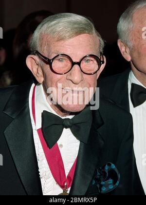 LOS ANGELES, KALIFORNIEN. 30. Januar 1993: Schauspieler George Burns bei der Scopus Award-Veranstaltung zu Ehren von Aaron Spelling im Beverly Hilton Hotel, Beverly Hills. Foto © Paul Smith/Featureflash Stockfoto