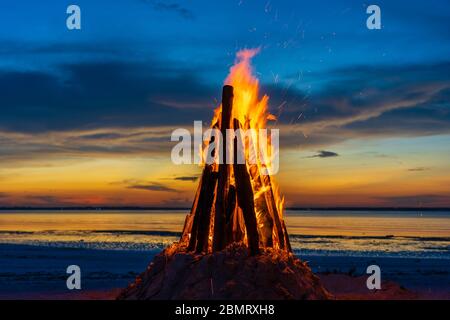 Das große Feuer brennt vor dem Hintergrund des Nachthimmels am Meer auf der Insel Sansibar, Tansania, Ostafrika, aus nächster Nähe. Helle Flamme. Ein Bonnir Stockfoto