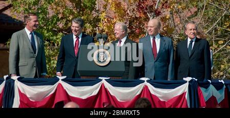 SIMI VALLEY, KALIFORNIEN. 4. November 1991: Ehemalige Präsidenten der Vereinigten Staaten George H.W. Bush, Ronald Reagan, Jimmy Carter, Gerald Ford & Richard Nixon bei der Einweihung der Ronald Reagan Presidential Library in Simi Valley, Kalifornien. Foto © Paul Smith/Featureflash Stockfoto